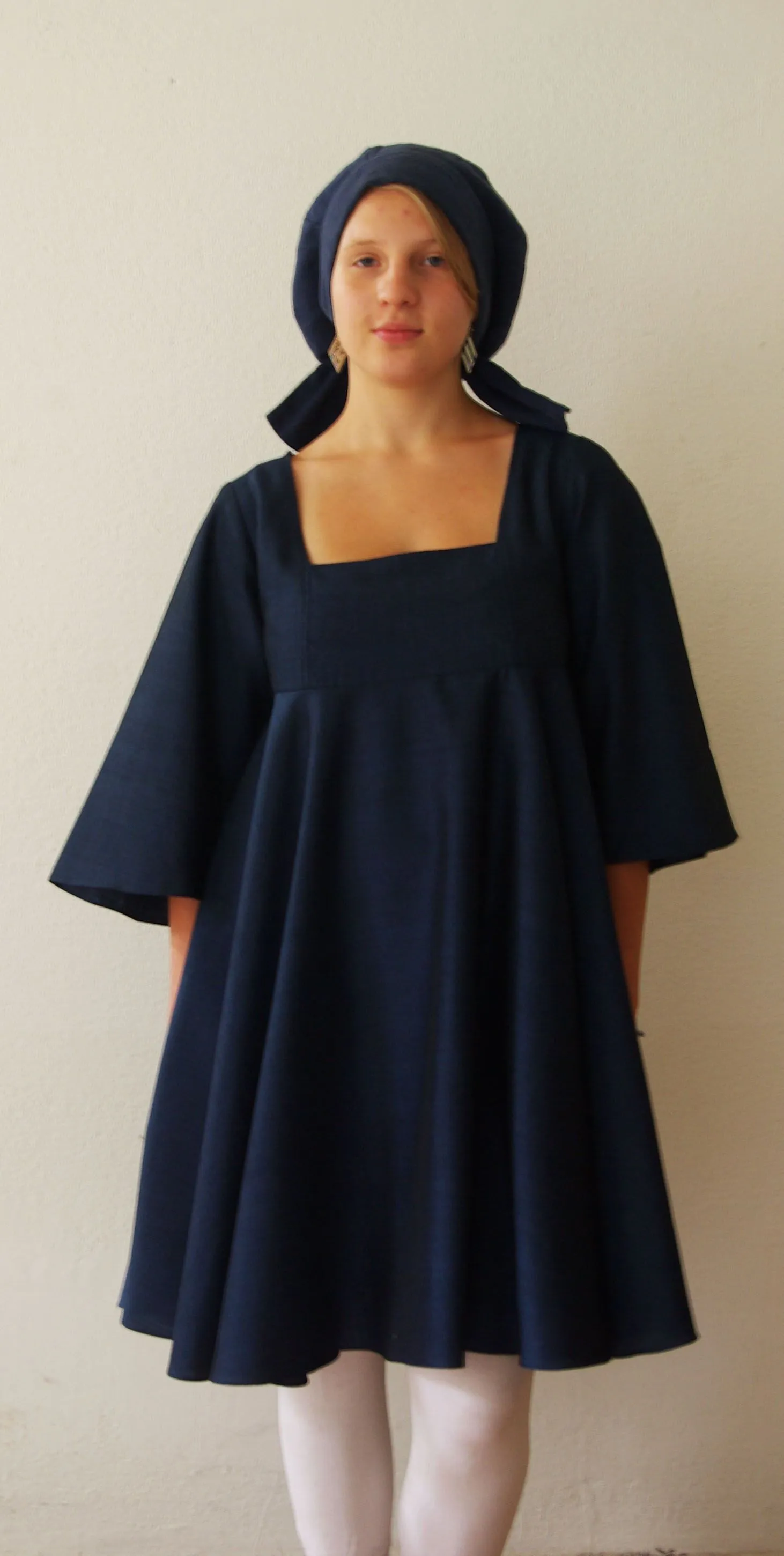 Robe en lin bleu marine à encolure carrée, manches évasées et jupe cercle, portée avec son foulard assorti